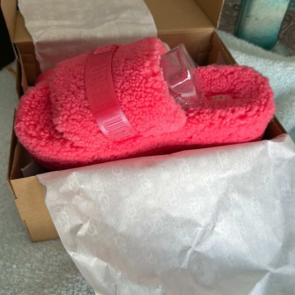 UGG SLIDE ON SHOES